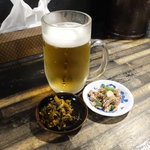 がむしゃら - 生ビール530円とサービスの「ごま油風味のチャーシュー」と辛子高菜は調味料扱いで無料
