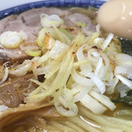 中華そば べんてん - 熱した油がかけられた針生姜、ネギ（2016年9月）