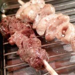 新小屋 - 旨味十分の「カシラ」とやわらかく淡白な味わいの「コブクロ」