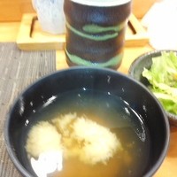 東鮨 新店 - みそ汁・サラダ