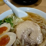 絢 - 手前 小もりラーメン塩と半熟煮たまご    奥は醤油ラーメン