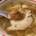 優 - 梅ラーメンの梅とチャーシューのアップ。