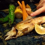 大どころ - ◆25ｃｍ程度ある「鮎」、主人の短い指を添えましたけれど、大きさがわかりますかしら。