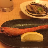 個室ふぐかに料理 磯笛 - エビの丸焼きと大アサリ。
                エビは頭ごと頂きました！少し痛かったですが（笑）バリバリ美味しかったです！大アサリが…本当美味しかったです♡