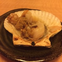 個室ふぐかに料理 磯笛 - 説明は聞かなかったけど…見た目的にホタテ…ですかね？！１つずつ丁寧に焼いて出てくるのが…♡プリプリ美味しいです！