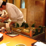 Tenichi - カウンターでは揚げたての天ぷらが味わえる。