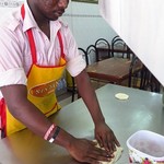 Restaurant Vazhai Elai - ロティ―を作る図