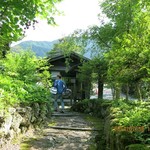 奥飛騨 福地温泉 山里のいおり 草円 - 敷地入ってから結構入り口まで長いです。