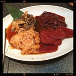 金海 - ホルモン盛合せ