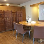 彩菜房き・き - テーブル席、カウンター席ございます明るい店内です。
