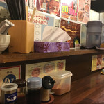 旨辛ラーメン 表裏 - 店内 (カウンター席)