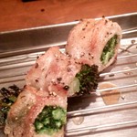 新小屋 - 「菜の花豚バラ巻」ほのかな苦みを活かした上品な串焼き