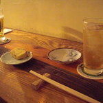 Nami - カウンターにて生ビールと梅酒ソーダと波焼。