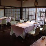 Kishouzakura - ２階のテーブル席でいただきました。全体に桜色で、いい感じです。