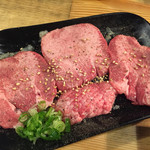 炭火焼肉ホルモン 徳臓 - 2016.09. 塩タンハーフ　￥650　サービスでタン元付き