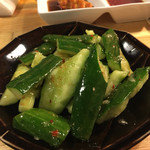 炭火焼肉ホルモン 徳臓 - 2016.9. たたききゅうり　￥300