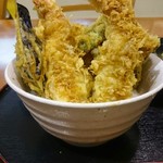 お食事処 はくさい - そそり立つ天ぷら
            サクサクカリカリの食感も印象的