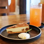 HAGI CAFE  - ラム酒漬け無花果のチーズケーキ/アペロールモーニ