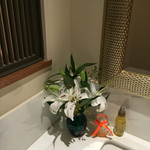 シェムラブルリス - 洗面所にはカサブランカが飾られていました♬