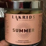 Lakrids by Johan Bülow - SUMMER – Peach Choc Coated Licorice（DKK 75.00）