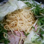 Tsukemen Hompo Karabu - 麺はキャベツに覆われています