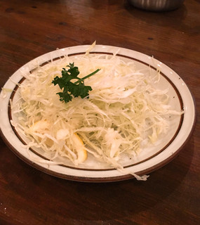 Katsugin - 別皿盛りのキャベツ（レモンがキャベツに埋まっている）