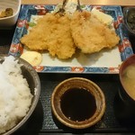 Nihonryouri Ginza Mangiku - アジフライ定食
                        ご飯にお味噌汁にお新香、ヒジキの小鉢のセット。６月のセット写真と同じですね。前はタルタルソースだった記憶でしたが…