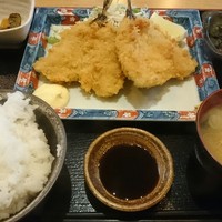 日本料理 銀座 萬菊 - アジフライ定食
                ご飯にお味噌汁にお新香、ヒジキの小鉢のセット。６月のセット写真と同じですね。前はタルタルソースだった記憶でしたが…