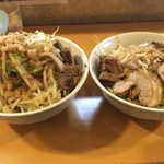 ラーメン荘 地球規模で考えろ - 【２０１４年１１月】コラボ企画限定メニュー（左：野菜増し）（右：普通）