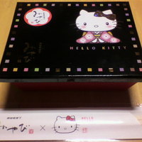 神田明神下 みやび 本店 - 箱もお箸袋もキティちゃん