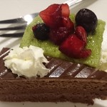 花たぬき - 後方が「京かたらーな」の抹茶です。