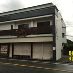 くいよい軒 - 店舗と店舗横の駐車場