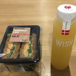 FINE FOOD - 料理写真:Sandwich spicy salmon（49,95 dkk）& Juice apple gooseberry（34,95 dkk）