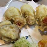 八寸 - 野菜と新いかの天ぷら :新いかは足先と口は落としてあるがワタは残してあり、これは絶品