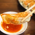 Ishimatsu Gyoza Hon Ten - 餃子のたれをたっぷりつけて食べる