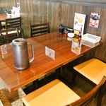Ishimatsu Gyoza Hon Ten - 店内（テーブル席）