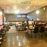 Ishimatsu Gyoza Hon Ten - 店内（カウンター席とテーブル席がある）