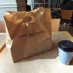 SHAKE SHACK　THEATER DISTRICT - 大混雑のなかゲットした・・