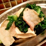 新小屋 - 「博多かつお菜チャンプルー」苦味のあとにほんのり甘味が感じられる博多の伝統野菜かつお菜