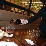 IL PINOLO LEVITA - バルバレスコをサービスする支配人