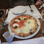 IL PINOLO LEVITA - ハーフ＆ハーフのピッツァ／クワトロ・フォルマッジとマルゲリータ