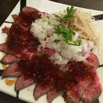 俺のやきとり - ローストビーフのおろしポン酢ジュレがけ。赤身の肉がよい！ボリュームもたっぷり！