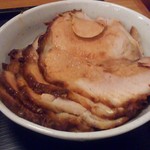 大勝軒 - チャーシューを別皿にしてもらいました。大判のチャーシューが５枚。