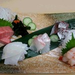 いづれ鯛 - 築地の素晴らしい仲卸に支えられた刺し盛5点（2人前）