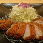 Tonkatsu Masaru - 平牧三元豚の特選厚切りロース定食(230g)
                        味噌汁とご飯にお新香が付きます