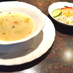 Bisutoro Gaburi - ランチのスープとサラダ   優しいお味(^○^)