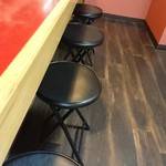 初代麺屋とのさき - カウンター椅子