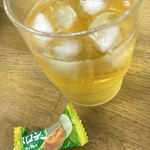 ○○商店 - 入店すると、冷茶&フルーツキャンディが⁉︎