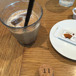 ル バー ラ ヴァン サンカンドゥ アザブ トウキョウ 横浜ベイクォーター店 - こだわりブレンドのアイスコーヒーと伝票がわりのコルク栓。