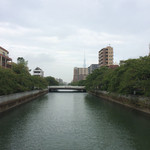 ザクリームオブザクロップコーヒー - 裏手に流れる河。
      遠くにはスカイツリー♪